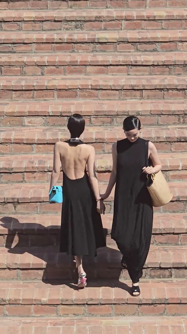 Tak sedikit penggemar yang salah fokus menyorot momen Shin Hyun Ji, rekan model Jennie BLACKPINK memegang tangannya di runway untuk memberikan dukungan. Foto: dok. Jacquemus