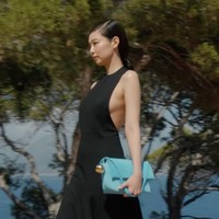Untuk debutnya sebagai model runway, Jennie BLACKPINK memakai LA CASA Flared Halter Dress seharga $1,485 atau sekitar Rp 24,1 juta. Gaun tersebut memiliki potongan lurus di bagian depan, sehingga mengekspos bagian samping payudaranya. Foto: dok. Jacquemus