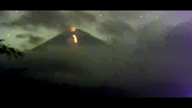 Gunung Semeru erupsi