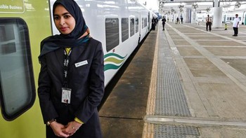 Haramain High Speed Railway mempekerjakan masinis perempuan. Angkatan pertama masinis perempuan di jalur kereta api ini dimulai tahun 2018. Foto: Haramain High Speed Railway
