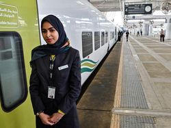 Wusssh! Kereta Cepat Haramain Membelah Gurun Arab