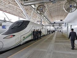 Wusssh! Kereta Cepat Haramain Membelah Gurun Arab