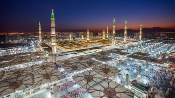 Di ujung lain rute ini adalah kota suci lainnya yang tak kalah penting bagi umat Islam, yakni Madinah. Foto: CNN
