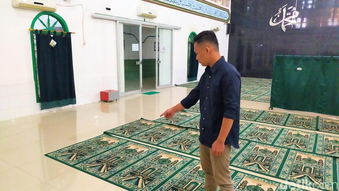Seorang pria tertangkap kamera CCTV mencuri Handphone (HP) di masjid, saat korban tertidur. Kotak amal pun sering hilang di masjid tersebut.