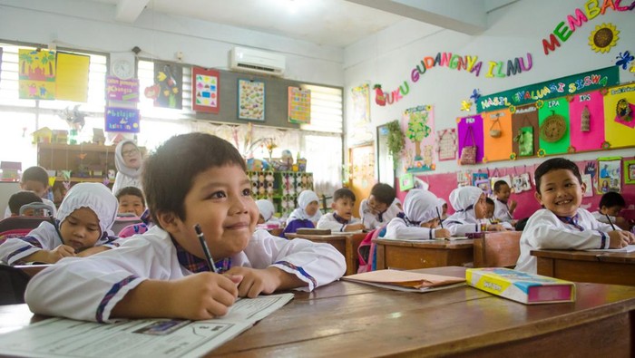Ilustrasi kegiatan belajar di sekolah