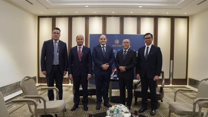 Menteri Perdagangan RI Zulkifli Hasan (Zulhas) menggelar pertemuan bilateral dengan Menteri Perdagangan Dan Perindustrian Mesir Ahmed Samir Saleh, di sela-sela Pertemuan Tingkat Menteri ke-3 Komite Perundingan Perdagangan Sistem Preferensi Perdagangan Organisasi Kerja Sama Islam/OKI (Trade Preferential System-Organisation of Islamic Cooperation/TPS-OIC) dan Pertemuan Informal Menteri Perdagangan D-8, Selasa (11/6/2024).