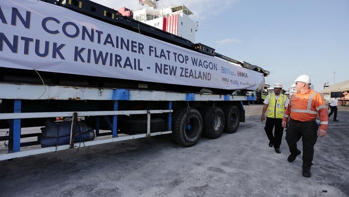 INKA Ekspor 96 Gerbong Barang ke Selandia Baru Senior Manager Humas dan Kantor Perwakilan PT INKA (Persero) Agung Dwi Cahyono (kiri) bersama perwakilan dari UGL Rail Services Stan Schafer (kanan) mengecek gerbong barang bertipe container flat top (CFT) wagon buatan PT INKA Multi Solusi untuk ekspor ke Selandia Baru di Terminal Jamrud, Pelabuhan Tanjung Perak, Surabaya, Jawa Timur, Senin (10/6/2024). Pengiriman sebanyak 96 CFT Wagon ke Selandia Baru (New Zealand) tersebut untuk pemenuhan gerbong datar (CFT) dari UGL Rail Services Pty Ltd kepada KiwiRail sebagai pengguna langsung dan sekaligus merupakan komitmen INKA Group bersama anak perusahaan PT INKA Multi Solusi dalam pemenuhan kebutuhan moda transportasi baik di Indonesia maupun mancanegara. ANTARA FOTO/Moch Asim/rwa.
