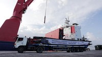 Pelepasan 96 gerbong barang datar dilakukan di Terminal Jamrud Nilam Mirah, Pelabuhan Tanjung Perak, Surabaya. Puluhan CFT Wagon itu dikirim dengan kapal kargo.