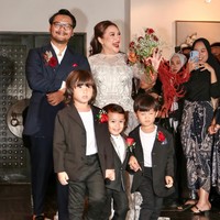 Chika dan suaminya, Daffa, tampil kompak dan mesra. Chika memilih mengenakan dress panjang berwarna putih, sementara suaminya mengenakan setelan jas berwarna biru tua. Foto: Instagram/@irawbw