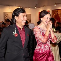 Ira Wibowo turut hadir di hari bahagia putri sambungnya itu. Kompak mengenakan pakaian senada dengan mantan suaminya, Katon Bagaskara, Ira Wibowo tampil cantik mempesona. Ia juga melengkapi penampilannya dengan cat kuku dan lipstik yang juga berwarna merah, senada dengan dress yang dikenakannya. Foto: Instagram/@irawbw