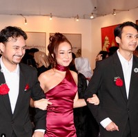 Kedua adik Chika yang merupakan anak Ira Wibowo, Mario Arya Bagaskara, dan Andhika Radya Bagaskara juga turut hadir. Chika sendiri diketahui merupakan anak dari Katon Bagaskara dari pernikahan terdahulunya sebelum bersama Ira Wibowo. Foto: Instagram/@irawbw