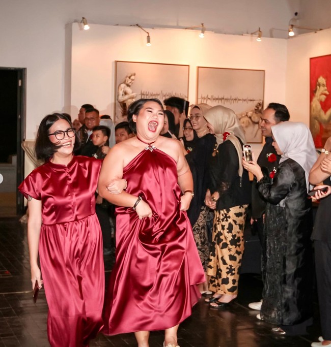 Digelar sederhana di restoran Tugu Kunstkring Paleis, acara pernikahan itu tetap meriah dihadiri oleh para anggota keluarga dan kerabat. Foto: Instagram/@irawbw