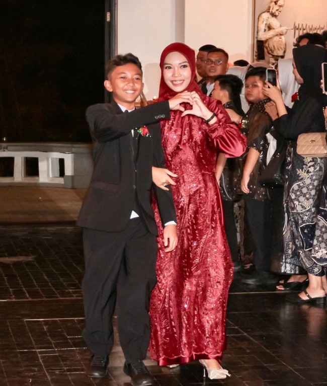 Para wanita anggota keluarga yang hadir juga terlihat kompak mengenakan dress berwarna merah, mirip dengan yang dikenakan oleh Ira.  Foto: Instagram/@irawbw