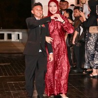 Para wanita anggota keluarga yang hadir juga terlihat kompak mengenakan dress berwarna merah, mirip dengan yang dikenakan oleh Ira.  Foto: Instagram/@irawbw