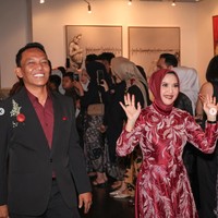 Orangtua Daffa juga terlihat hadir di acara pernikahan sang anak. Tampak keduanya yang memamerkan senyum sumringah mereka. Foto: Instagram/@irawbw