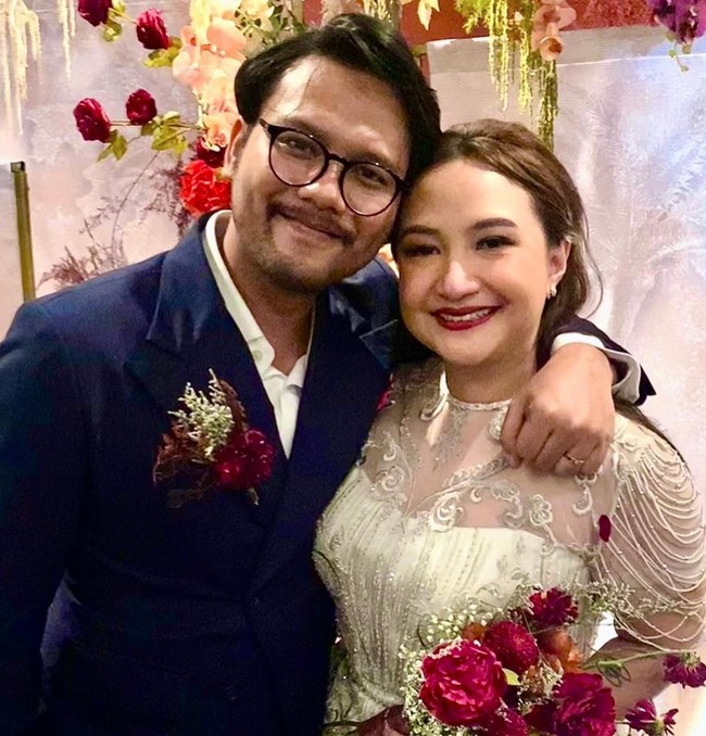 Unggahan Ira Wibowo yang memamerkan momen pernikahan Chika dan Daffa pun langsung banjir ucapan selamat. Congratulations to all Of you . God Bless your married and Family Abundantly, komentar salah seorang netizen. Selamat ya atas penikahan Chika dan Daffa. Semoga selalu penuh kasih dan sayang, tambah netizen lain. Foto: Instagram/@irawbw