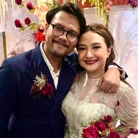 Unggahan Ira Wibowo yang memamerkan momen pernikahan Chika dan Daffa pun langsung banjir ucapan selamat. Congratulations to all Of you . God Bless your married and Family Abundantly, komentar salah seorang netizen. Selamat ya atas penikahan Chika dan Daffa. Semoga selalu penuh kasih dan sayang, tambah netizen lain. Foto: Instagram/@irawbw