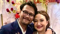 8 Foto Pernikahan Anak Katon Bagaskara, Ira Wibowo Menawan Pakai Dress Merah
