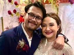 8 Foto Pernikahan Anak Katon Bagaskara, Ira Wibowo Menawan Pakai Dress Merah