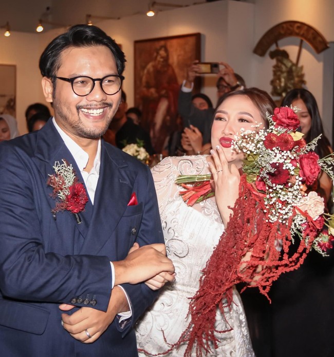 Anak Katon Bagaskara sekaligus putri sambung Ira Wibowo, Chika, baru saja menggelar acara pernikahan. Chika resmi menikah dengan kekasihnya, Daffa, pada 8 Juni 2024. Foto: Instagram/@irawbw