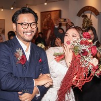 Anak Katon Bagaskara sekaligus putri sambung Ira Wibowo, Chika, baru saja menggelar acara pernikahan. Chika resmi menikah dengan kekasihnya, Daffa, pada 8 Juni 2024. Foto: Instagram/@irawbw