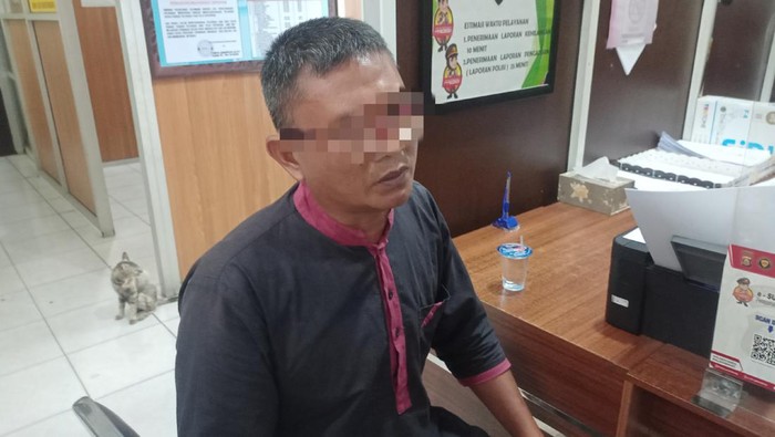 Iskandar saat melaporkan pengancaman yang dilakukan adik ipar ke SPKT Polrestabe s Palembang.