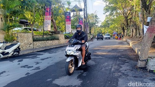 Jalan sepanjang 400 meter lebih yang sudah diaspal dengan aspal plastik penghubung wilayah Pecatu dan Jimbaran, Badung, Selasa (11/6/2024).