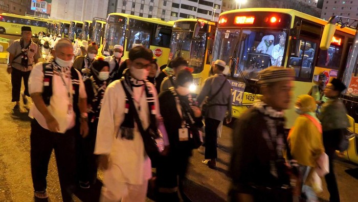 Jelang Puncak Haji, Operasional Bus Shalawat Disetop Sementara Refleksi kaca bus Shawalat di Terminal Syib Amir, Makkah, Arab Saudi, Senin (10/6/2024). Berdasarkan peraturan pemerintah Arab Saudi batas waktu operasional bus Shalawat tahun 1445 H akan berakhir pada 11 Juni 2024 pada pukul 12.00 waktu Arab Saudi dan dimulai lagi setelah wukuf pada 20 Juni 2024 pada pukul 00.30 waktu Arab Saudi. ANTARA FOTO/Sigid Kurniawan/foc.