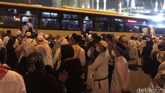 Operasional bus sholawat dihentikan sementara waktu, mulai 11 Juni hingga 20 Juni 2024 menjelang pucak musim haji. Jemaah tampak membeludak dan berebut naik bus di Terminal Syib Amir.