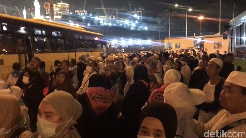 Operasional bus sholawat dihentikan sementara waktu, mulai 11 Juni hingga 20 Juni 2024 menjelang pucak musim haji. Jemaah tampak membeludak dan berebut naik bus di Terminal Syib Amir.