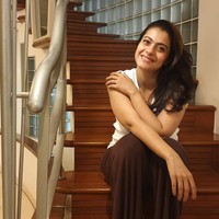 Tanpa riasan, Kajol memancarkan pesona yang sederhana namun tetap memikat. Foto: dok. Instagram @kajol