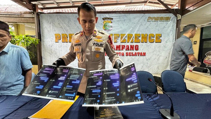 Kapolsek Mampang Kompol David Y Kanitero menunjukan tangkapan layar percakapan DM Instagram antara tersangka dengan korban pengeroyokan di Kemang.