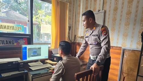 Kasat Lantas Polres Tabanan AKP Adrian Rizki Ramadhan saat mengecek operasional ETLE. (Dok.Satlantas Tabanan)
