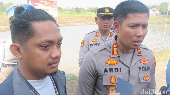 Kasat Reskrim Polresta Sleman AKP Riski Adrian dan Kapolresta Sleman Kombes Yuswanto Ardi saat ditemui di Padukuhan Gamplong IV, Sumberrahayu, Moyudan, Sleman, Selasa (11/6/2024).
