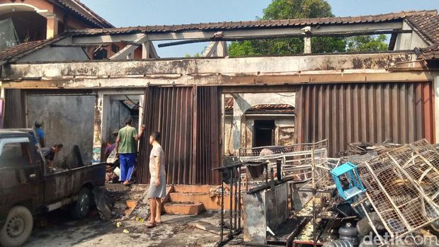 Kebakaran hebat terjadi di rumah toko Fia, Jalan Raya Gantiwarno-Jogonalan, Dusun Mlese, Desa Mlese, Kecamatan Gantiwarno, Klaten, pada Selasa (11/6/2024).