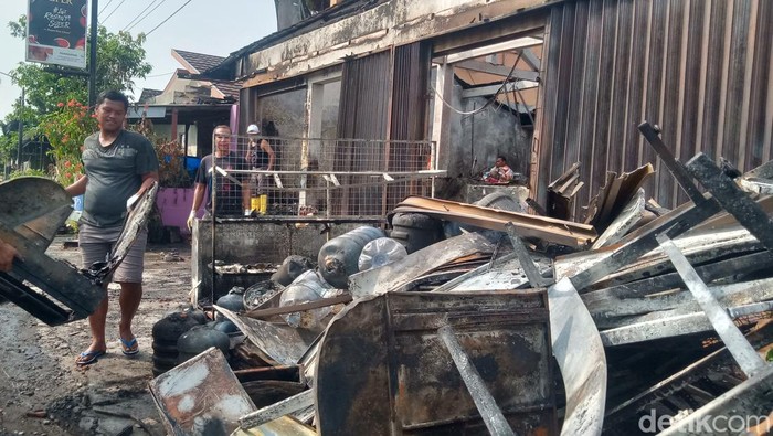 Kebakaran hebat terjadi di rumah toko Fia, Jalan Raya Gantiwarno-Jogonalan, Dusun Mlese, Desa Mlese, Kecamatan Gantiwarno, Klaten, pada Selasa (11/6/2024).