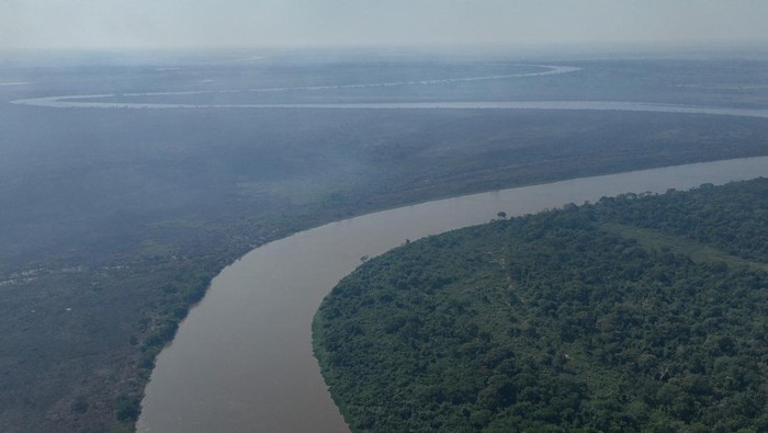 Kebakaran Lahan Basah Tropis Terbesar di Dunia Makin Meluas A drone view shows smoke rising from a fire in the Pantanal, the world's largest wetland, in Corumba, Mato Grosso do Sul state, Brazil, June 10, 2024. REUTERS/Ueslei Marcelino TPX IMAGES OF THE DAY