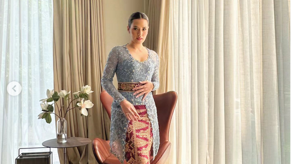 Foto: Cantiknya Raisa & Maudy Ayunda Saat Kondangan, Pakai Kebaya Modern