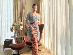 Foto: Cantiknya Raisa & Maudy Ayunda Saat Kondangan, Pakai Kebaya Modern