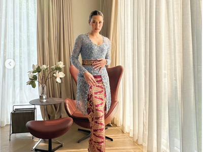 Foto: Cantiknya Raisa & Maudy Ayunda Saat Kondangan, Pakai Kebaya Modern