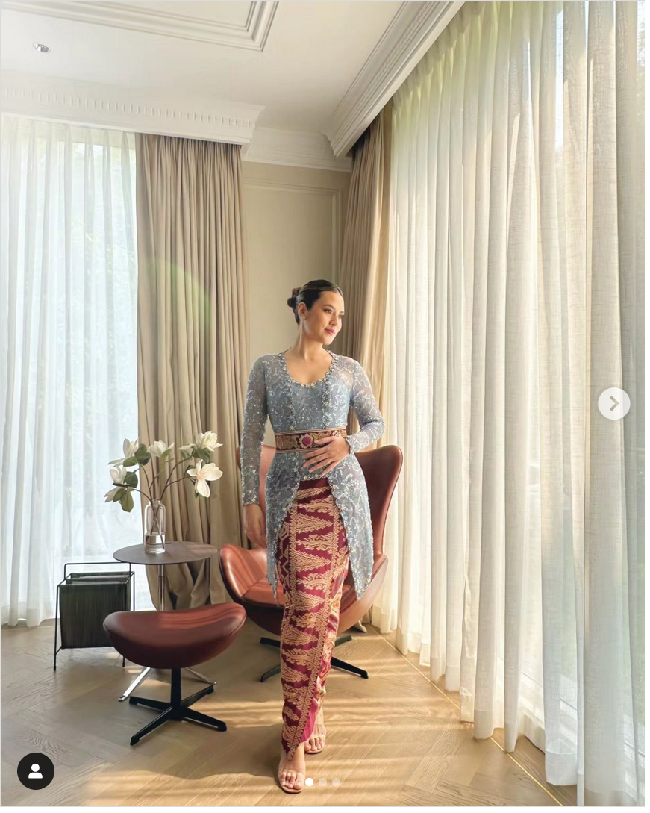Anggi Asmara membuatkan kebaya untuk Raisa dengan detail belt atau obi tenun Bali. Kebaya tersebut dipadukan dengan kain tenun Bali yang sama dengan obinya. Foto: Instagram