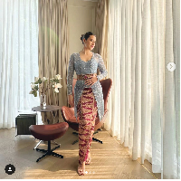 Anggi Asmara membuatkan kebaya untuk Raisa dengan detail belt atau obi tenun Bali. Kebaya tersebut dipadukan dengan kain tenun Bali yang sama dengan obinya. Foto: Instagram
