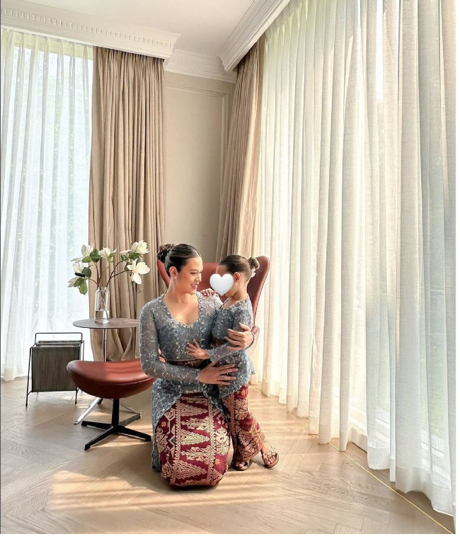 Raisa mengenakan kebaya rancangan desainer Anggi Asmara. Sang desainer mengungkapkan kebaya buatannya untuk Raisa dan putrinya, Zalina, terinspirasi pakaian adat Bali. Foto: Instagram