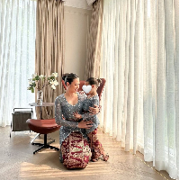Raisa mengenakan kebaya rancangan desainer Anggi Asmara. Sang desainer mengungkapkan kebaya buatannya untuk Raisa dan putrinya, Zalina, terinspirasi pakaian adat Bali. Foto: Instagram