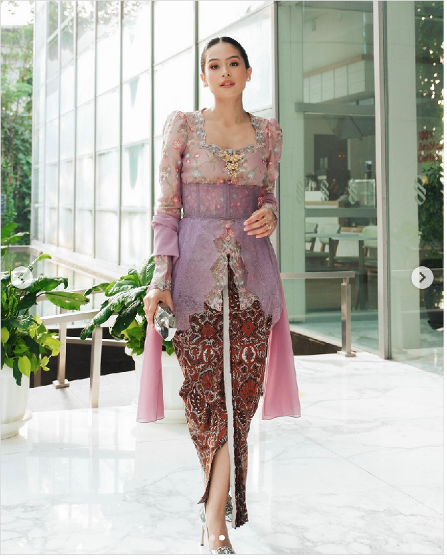 “Untuk Mod, panggilan akrabku ke Maudy, kudesainkan kebaya inspirasi kutubaru dengan aksen inspirasi stagen di pinggang. Mod memakai kain batik Jogja motif Sidomukti Pacar yang memberikan simbolis Mukti yang berarti kebahagiaan, abundance. Dan untuk Mas Jesse kami pilihkan model jas inspirasi beskap kerah tinggi,” tulis Didiet Maulana soal kebaya kondangan Maudy Ayunda. Foto: Instagram