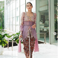 “Untuk Mod, panggilan akrabku ke Maudy, kudesainkan kebaya inspirasi kutubaru dengan aksen inspirasi stagen di pinggang. Mod memakai kain batik Jogja motif Sidomukti Pacar yang memberikan simbolis Mukti yang berarti kebahagiaan, abundance. Dan untuk Mas Jesse kami pilihkan model jas inspirasi beskap kerah tinggi,” tulis Didiet Maulana soal kebaya kondangan Maudy Ayunda. Foto: Instagram