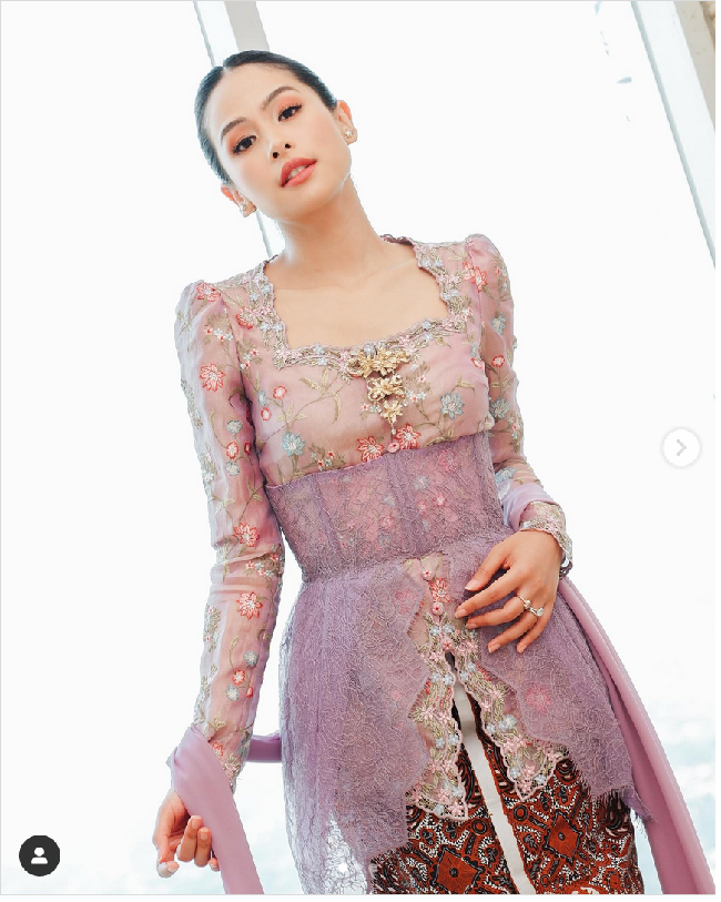 Maudy Ayunda kondangan dengan mengenakan kebaya warna lilac rancangan Didiet Maulana. Dalam unggahannya di Instagram, Didiet mengungkapkan kisah di balik rancangan kebayanya untuk Maudy. Foto: Instagram