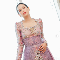 Maudy Ayunda kondangan dengan mengenakan kebaya warna lilac rancangan Didiet Maulana. Dalam unggahannya di Instagram, Didiet mengungkapkan kisah di balik rancangan kebayanya untuk Maudy. Foto: Instagram