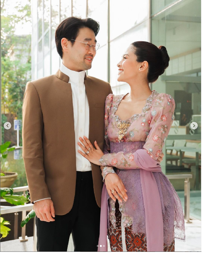 Inspirasi kebaya kondangan juga datang dari aktris dan penyanyi Maudy Ayunda. Maudy tampil cantik memesona saat kondangan bersama ibu, ayah, adik, suami dan adik iparnya. Foto: Instagram