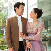 Inspirasi kebaya kondangan juga datang dari aktris dan penyanyi Maudy Ayunda. Maudy tampil cantik memesona saat kondangan bersama ibu, ayah, adik, suami dan adik iparnya. Foto: Instagram